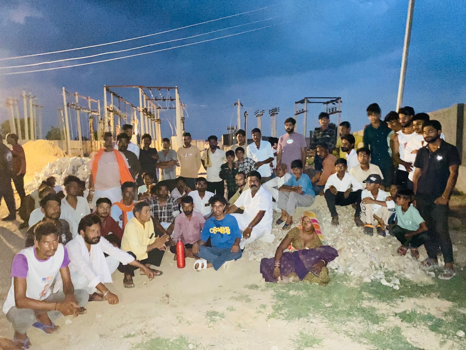 मासूम की मौत के बाद शव रखकर धरने पर बैठे ग्रामीण