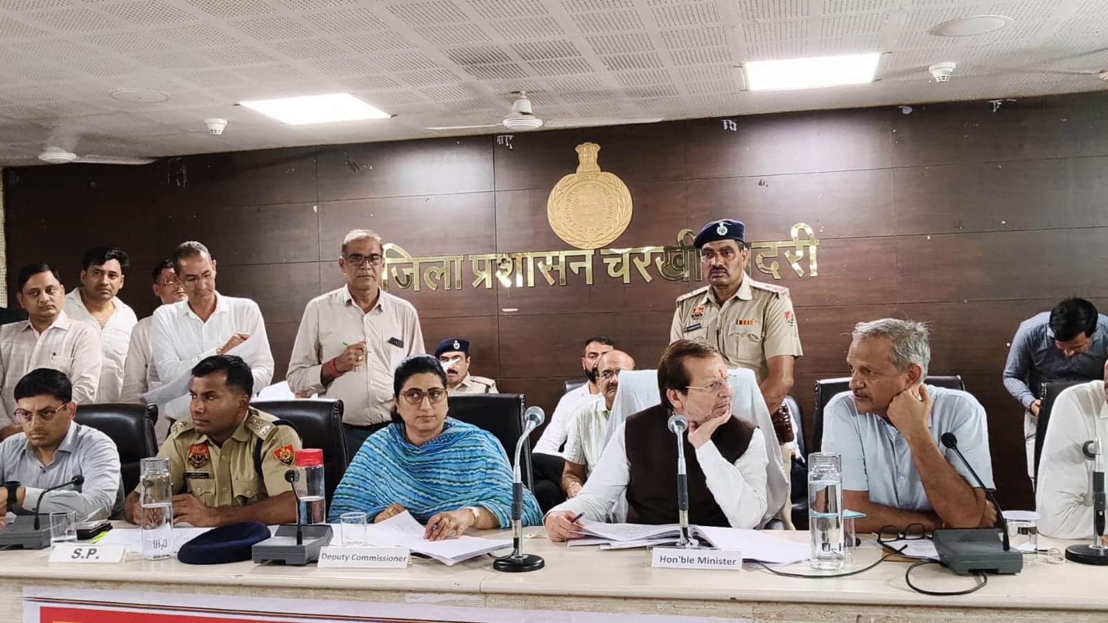 बैठक में शिकायत सुनते मंत्री डॉ. अरविंद शर्मा। 