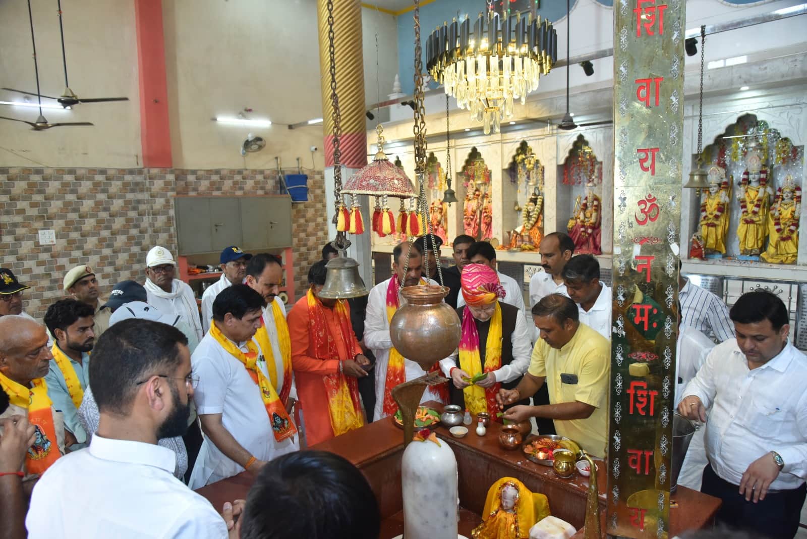 बड़ा शिव मंदिर में भगवान शिव को रुद्राभिषेक करते मंत्री अरविंद शर्मा। 