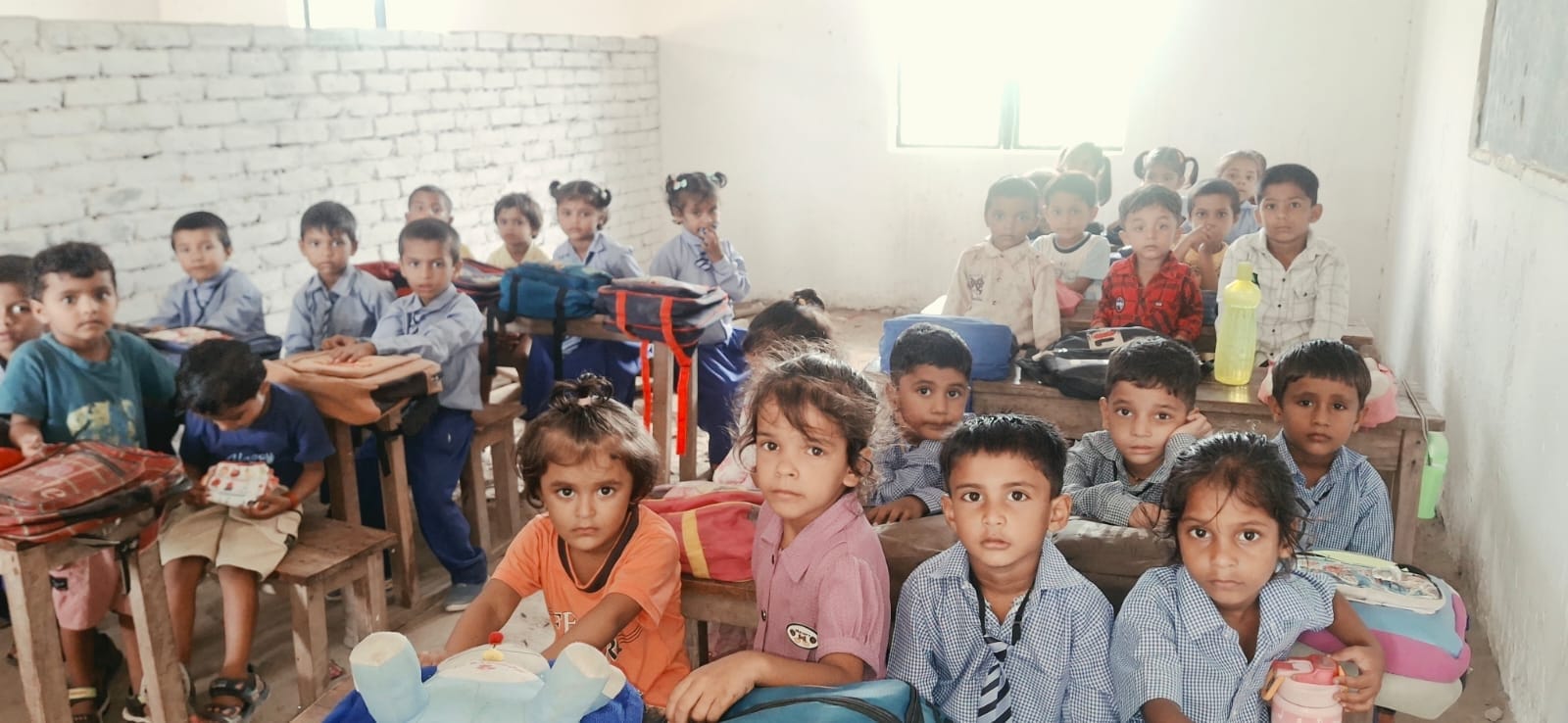 बड़कुइंया में संचालित शिवदास शुक्ल स्मारक बालाजी पब्लिक स्कूल में अध्ययनरत बच्चे। स्रोत: विभा