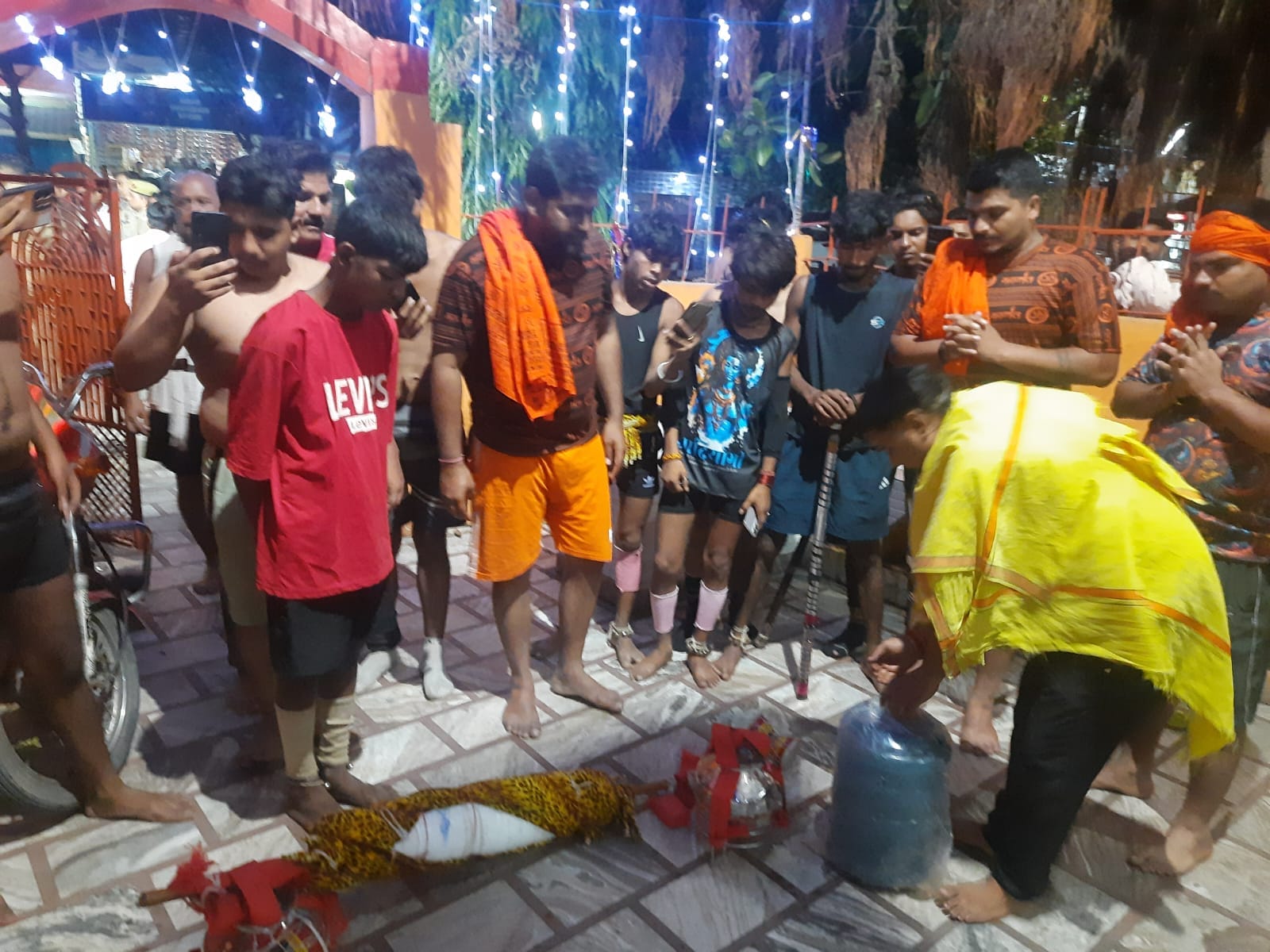 बुढ़ाना मोड़ के शिव मंदिर में कांवड़ के शुद्धिकरण के लिए पूजा करते हुए : अमर उजाला