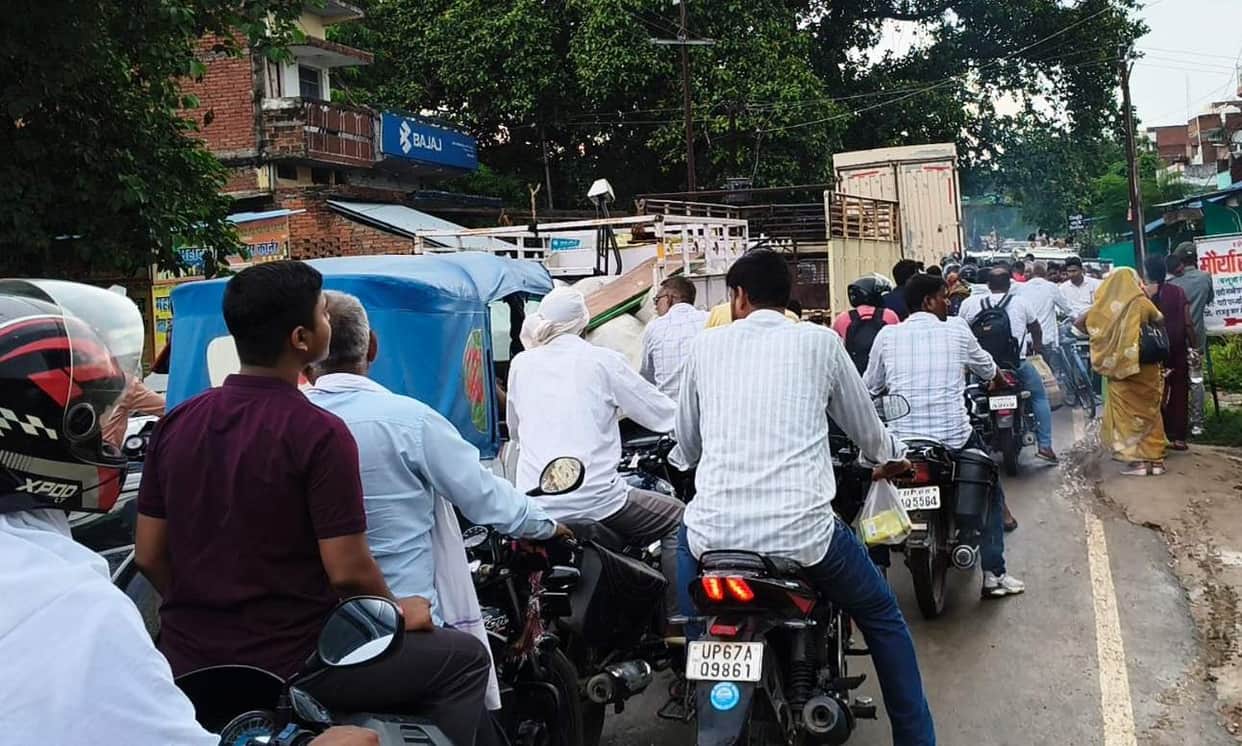 1.5-kilometer-long traffic jam on the Chahaniya-Balua road.