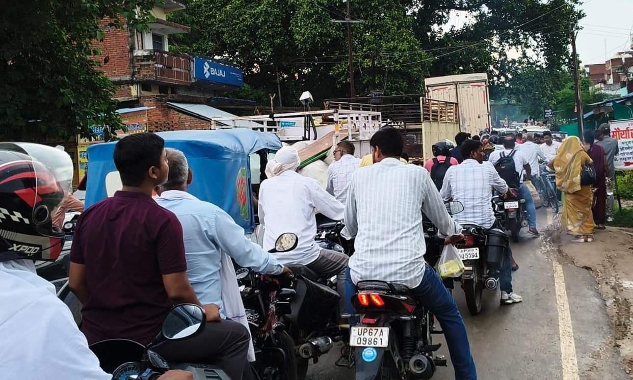 1.5-kilometer-long traffic jam on the Chahaniya-Balua road.