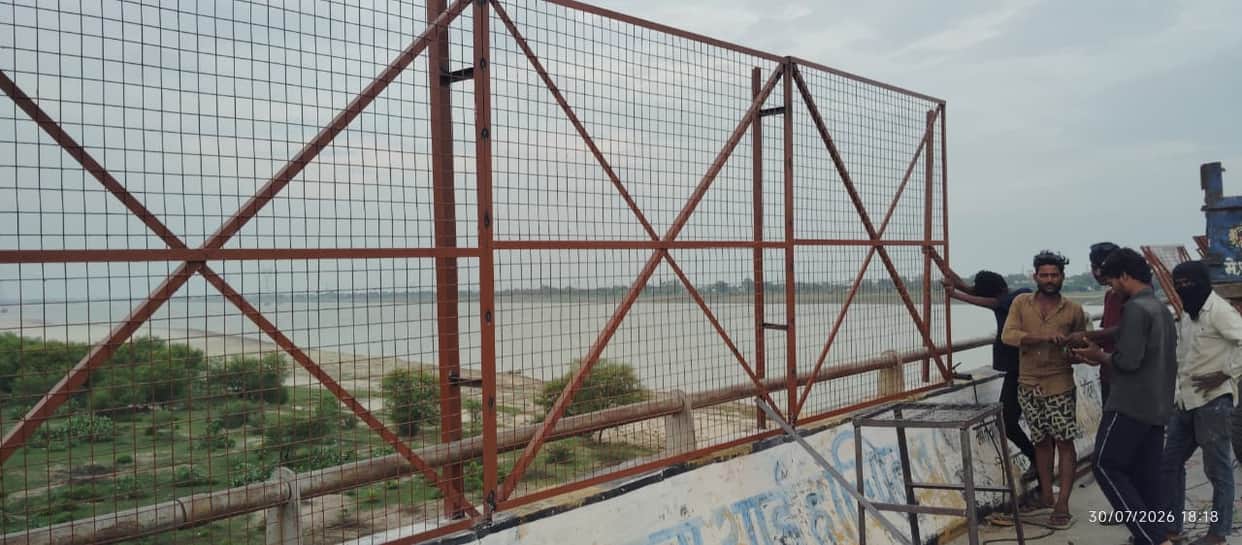 Work on installing safety mesh on the Chunar concrete bridge has begun.
