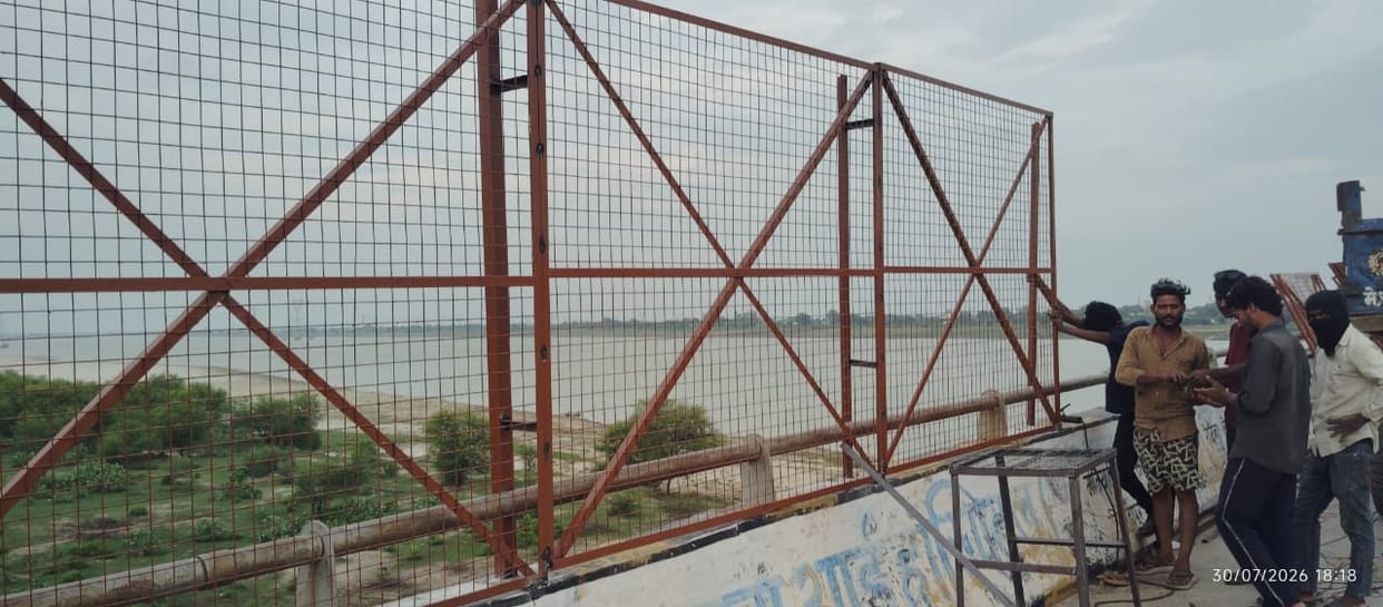Work on installing safety mesh on the Chunar concrete bridge has begun.