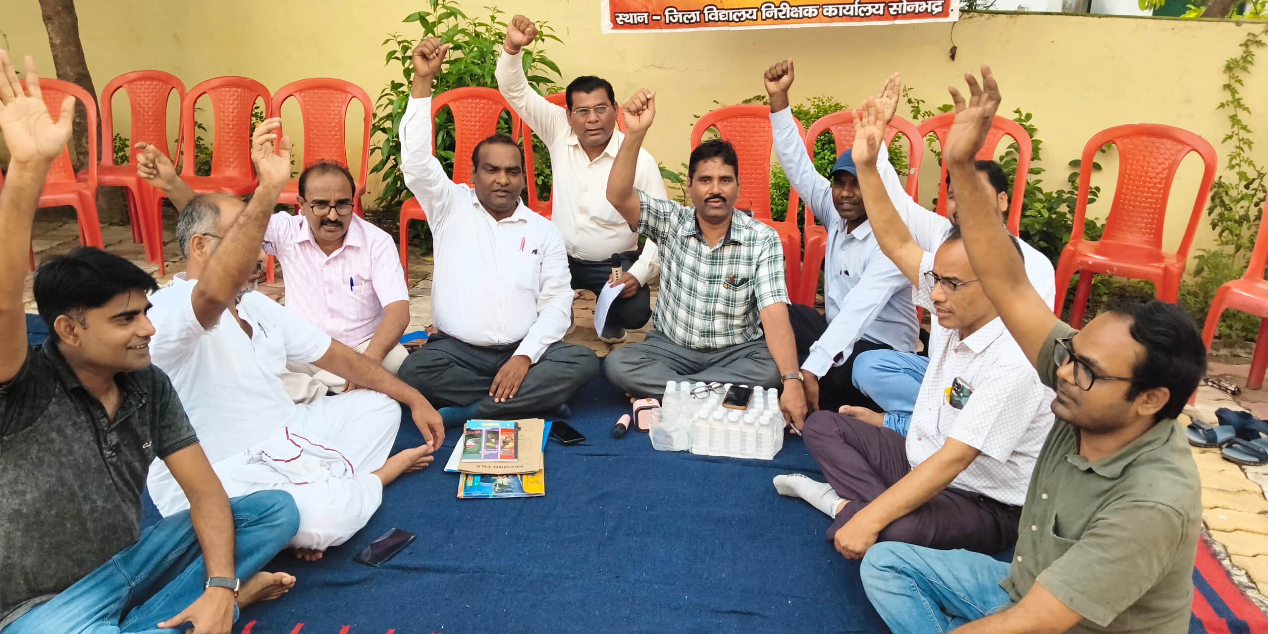 छपका स्थित जिला विद्यालय निरीक्षक कार्यालय के सामने विरोध प्रदर्शन करते माध्यमिक शिक्षक संघ क