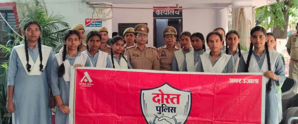 Female students learned about policing at the women's police station and asked questions without hesitation.
