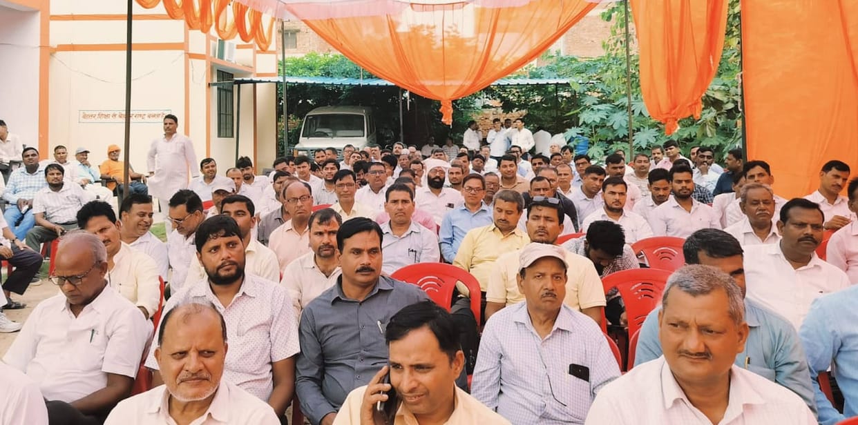 Teachers staged a sit-in and reiterated their demand for the old pension scheme