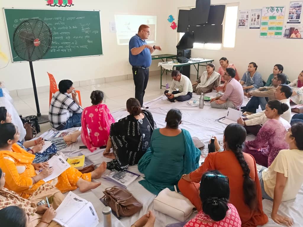 डीएवी पब्लिक स्कूल, पुलिस लाइन में आयोजित कार्यक्रम में उपस्थित प्रतिभागी। स्वयं