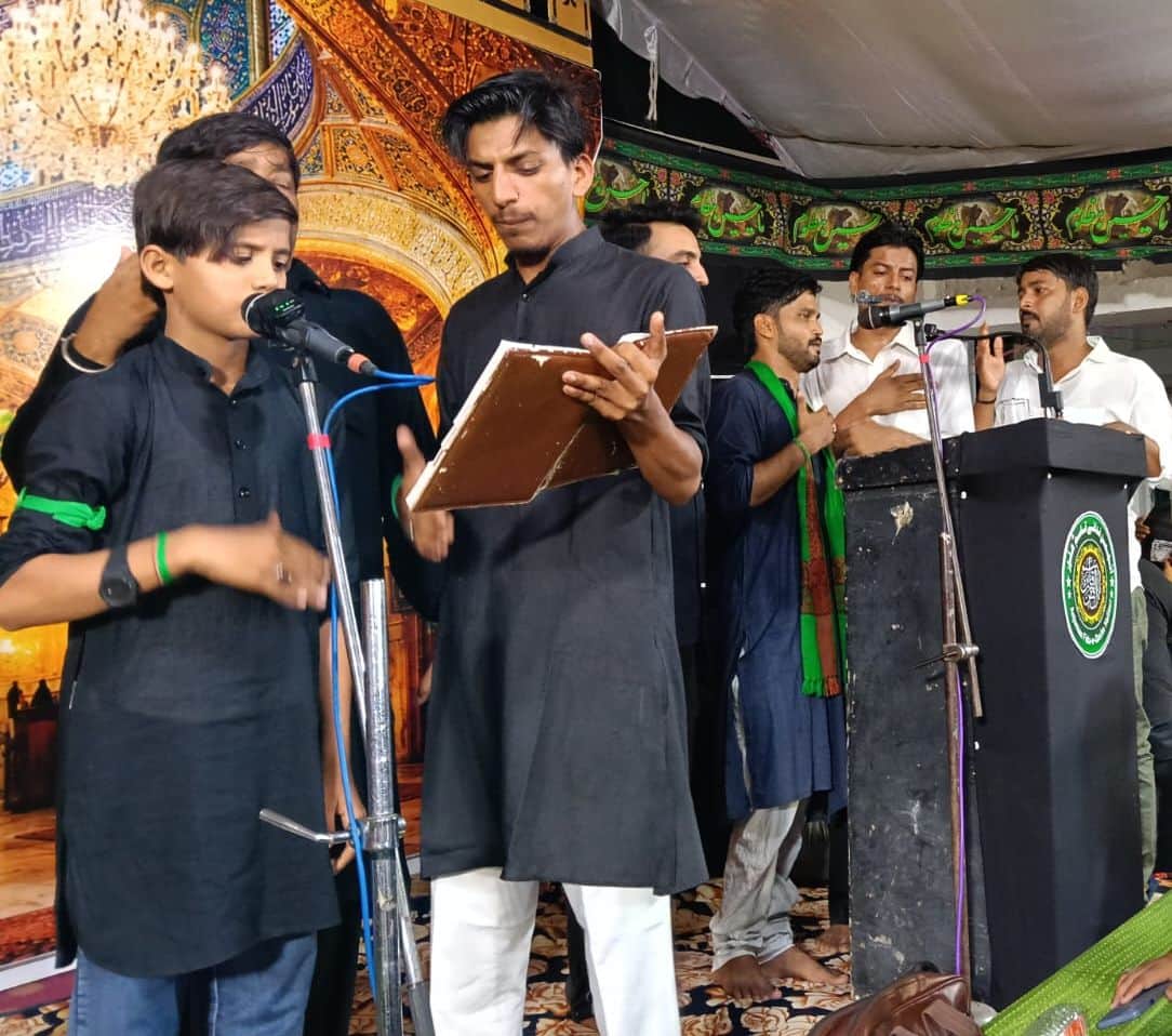 डुमरियागंज क्षेत्र के कस्बा हल्लौर में आयोजित तरही शबबेदारी में नौहा मातम करते अकीदतमंद। संवाद