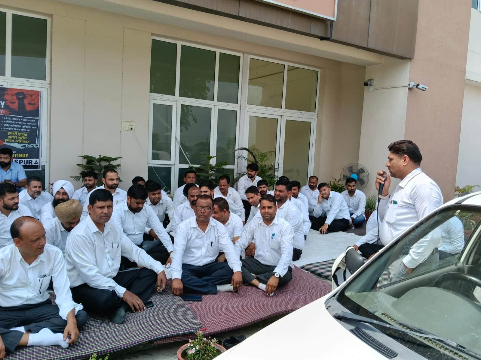 एमएडीसी के खिलाफ विरोध प्रदर्शन करते एसोसिएशन के पदाधिकारी। प्रवक्ता