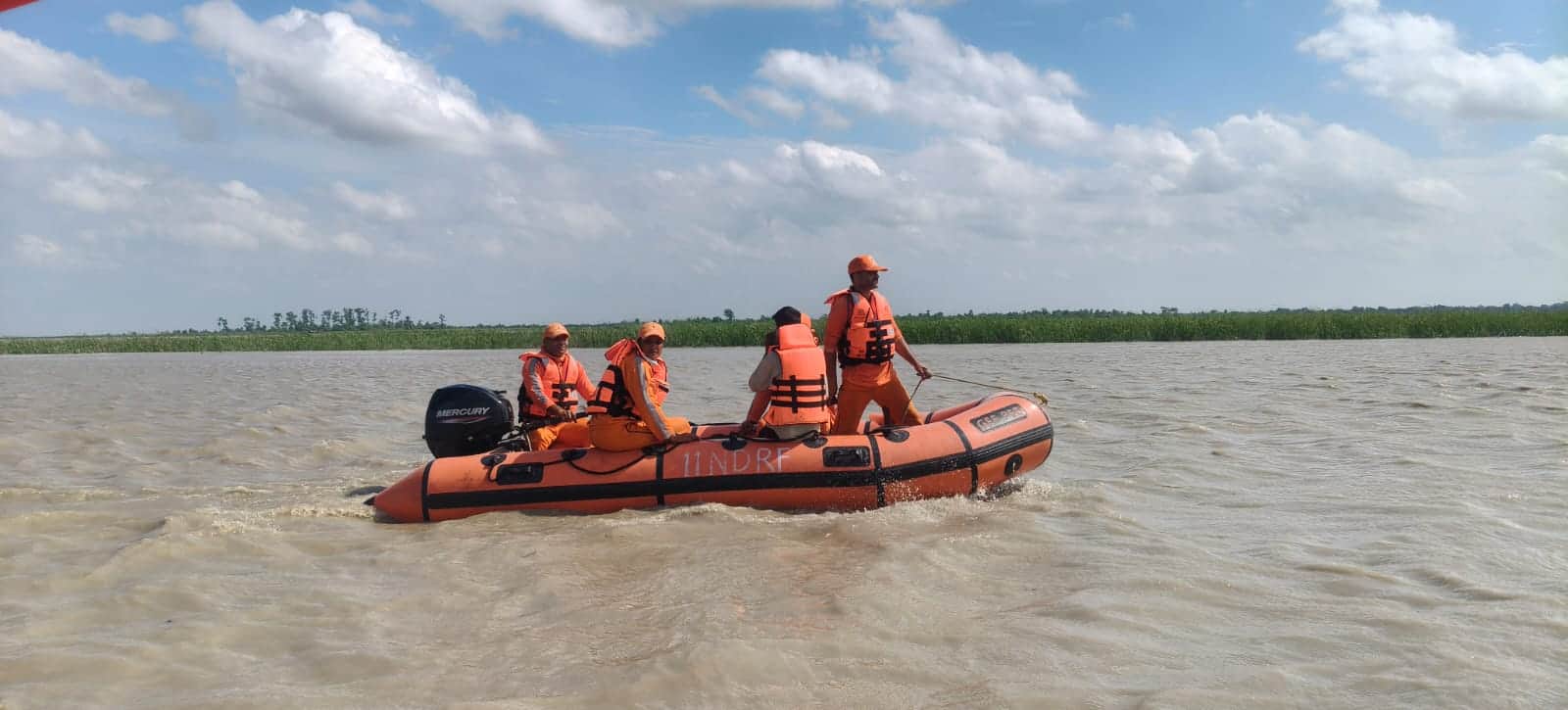 एनडीआरएफ टीम ने शुरू किया स्टीमर से खोज अभियान। संवाद