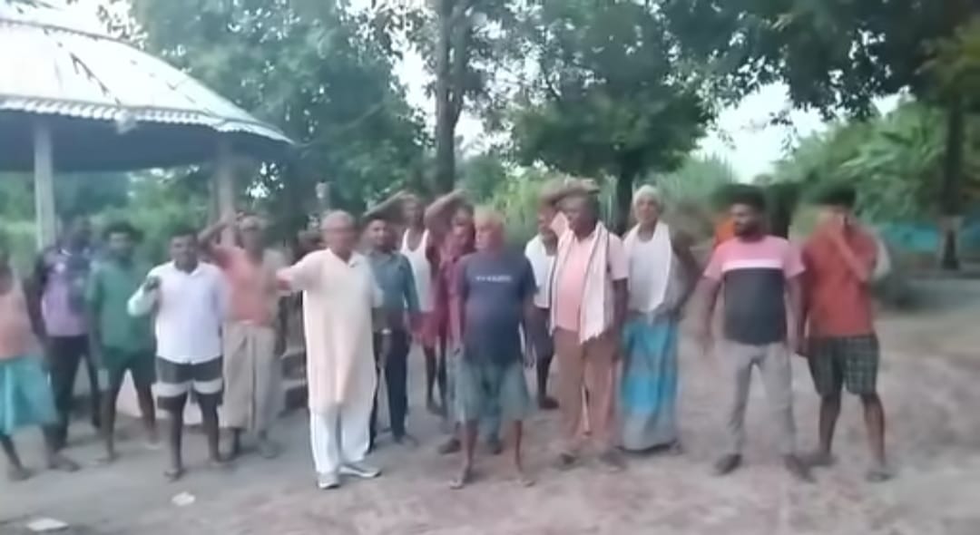 Protest to fill the potholes on the dam