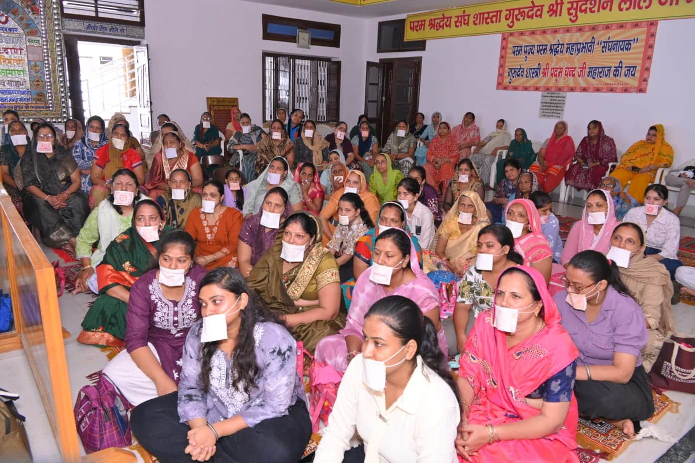 एसएस जैन सभा में प्रवचन सुनते श्रद्धालु। स्रोत : सभा
