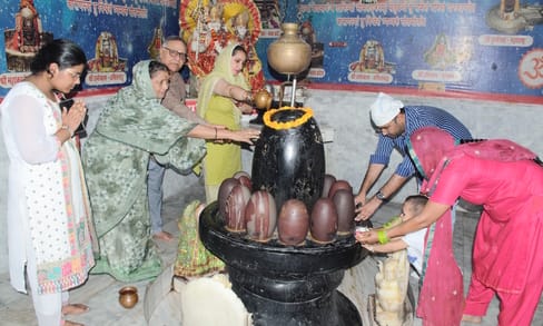 Temples saw large crowds on the first day of Sawan; chants of 'Har-Har Mahadev' echoed all around.