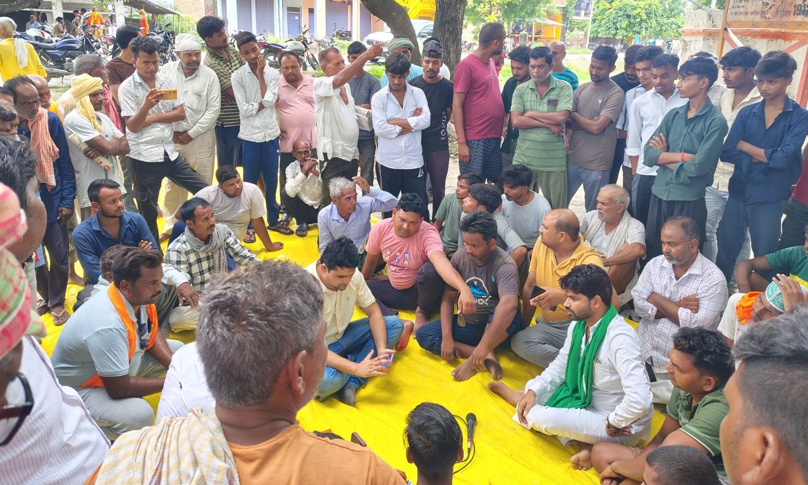 फोटो-15-पल्हरेश्वर मंदिर के पास किसानों व ग्रामीणों की समस्या सुनते एक्सईएन विमल कुमार। स्रोत: 