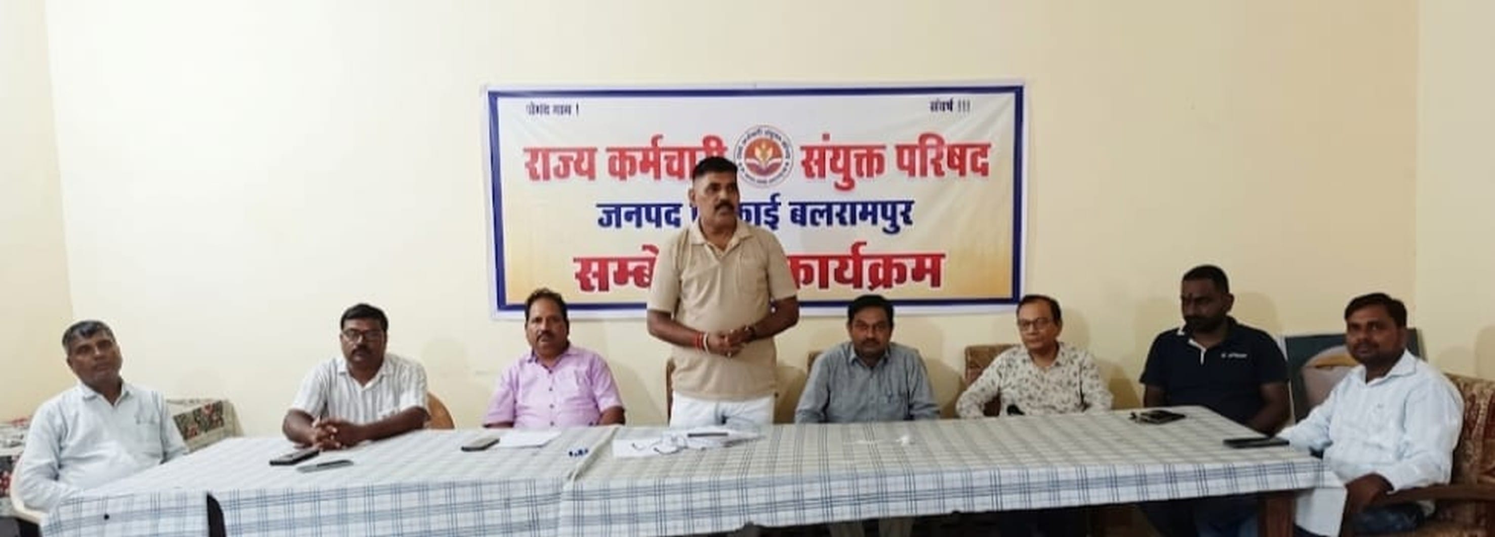 फोटो-2-बलरामपुर के संघ भवन में आयोजित बैठक को संबोधित करते मुख्य अतिथि व अन्य।-स्रोत : संगठन