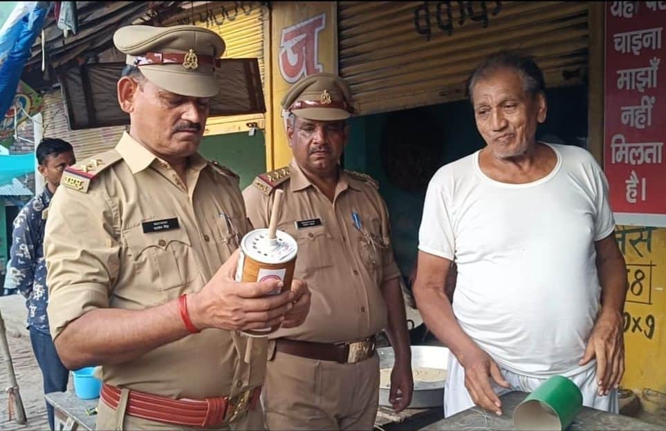 फोटो-20- बड़ा चौराहा पर पतंग की दुकान में प्रतिबंधित मांझा की जांच करते अपराध निरीक्षक और अन्य।