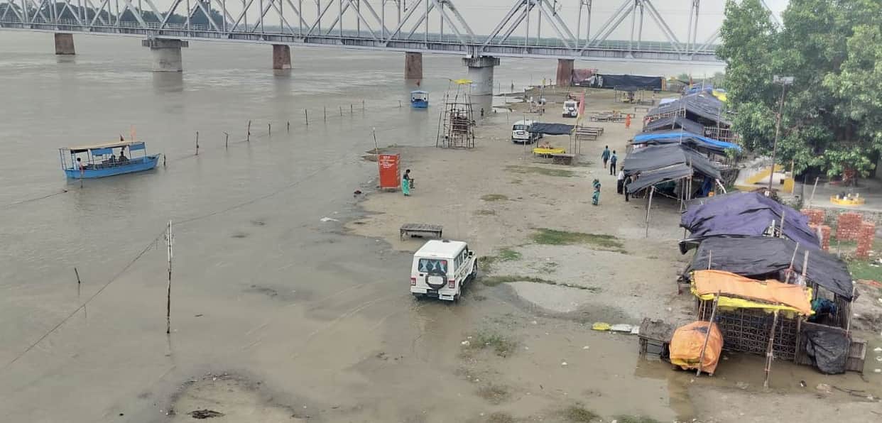 Rising water levels in the Ganges have led to flood-like conditions in riverside areas, with water reaching fields and villages.