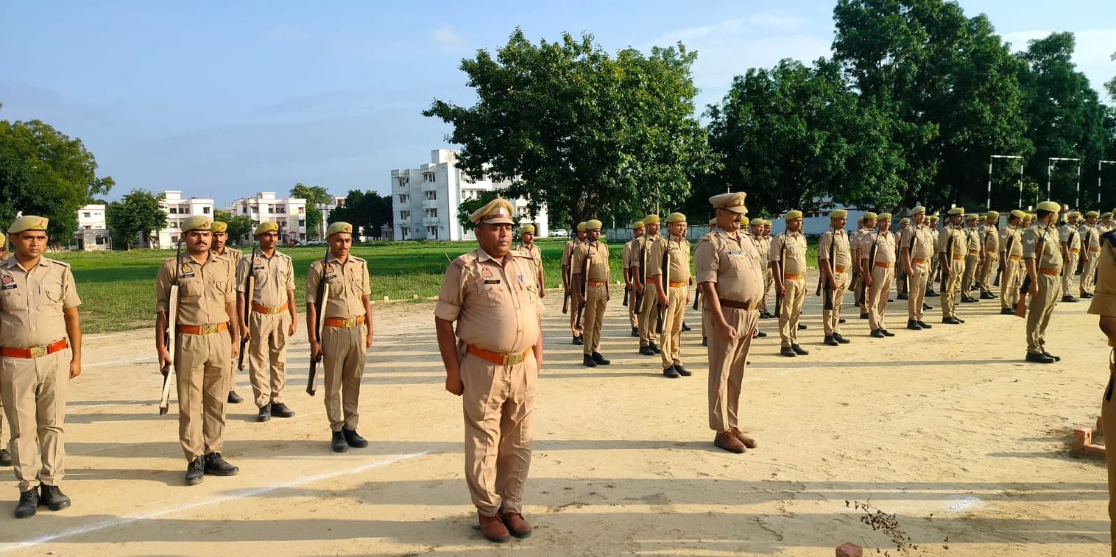 फोटो-3-बलरामपुर के पुलिस लाइन में आयोजित परेड में शामिल पुलिस कर्मी ।-स्रोत : विभाग