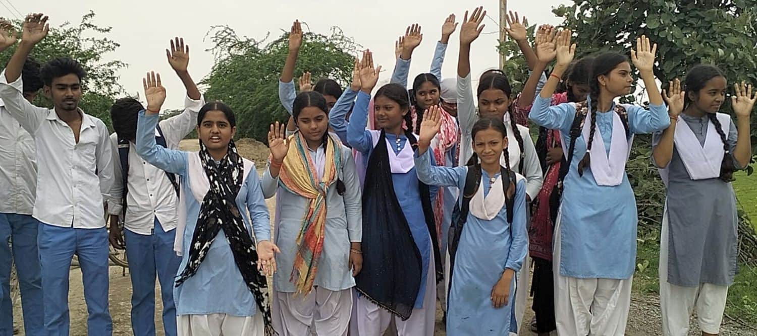 फोटो 30 एमएएचपी 07 परिचय-हाईवे से खिरूही मार्ग जर्जर होने पर प्रदर्शन कर विरोध जताते छात्र-छात