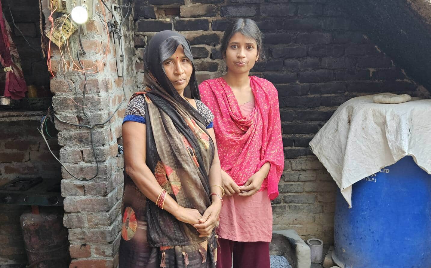 फोटो-30 गांव लखनपुर में घटना के बारे में जानकारी देतीं पीड़ित परिवार रमेश की पत्नी व बेटी। संवाद