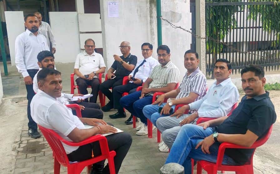 Advocates suspend work in protest against the Legal Aid Defense Counsel System.
