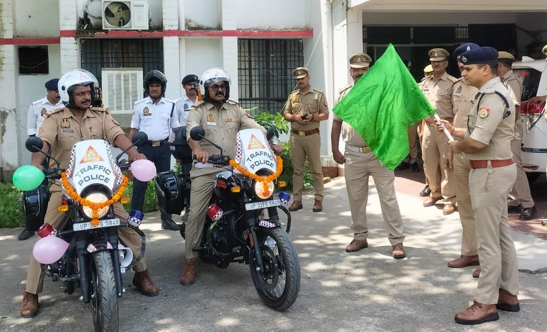 फोटो-32-वाहनों को हरी झंडी दिखाकर रवाना करते एसपी विकास कुमार ।-स्रोत : विभाग