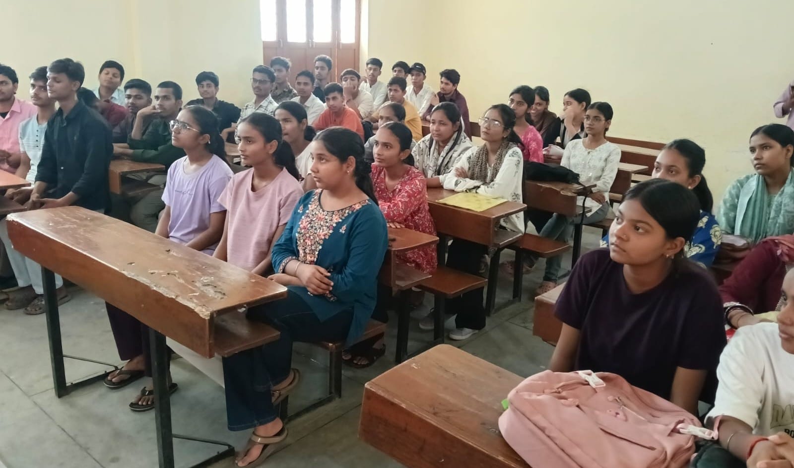 फोटो-33-बलरामपुर के तुलसीपुर में अभ्युदय कोचिंग में मौजूद विद्यार्थी ।-संवाद