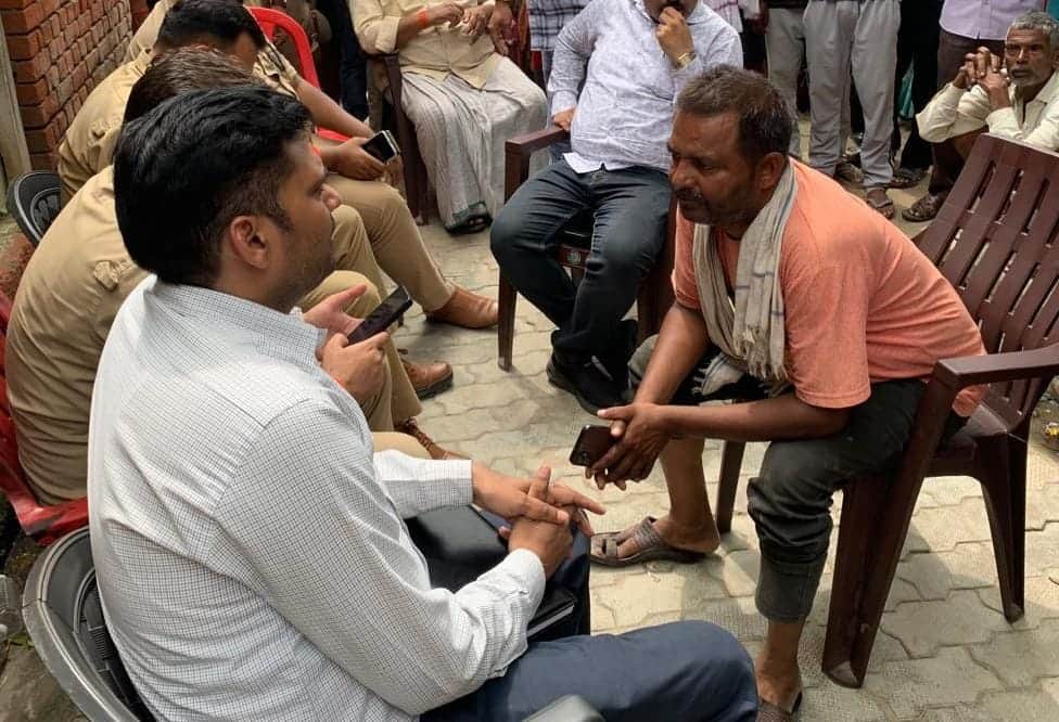 फोटो-34-अरुण के पिजा जय प्रकाश को समझाते नायब तहसीलदार शिवम श्रीवास्तव। संवाद