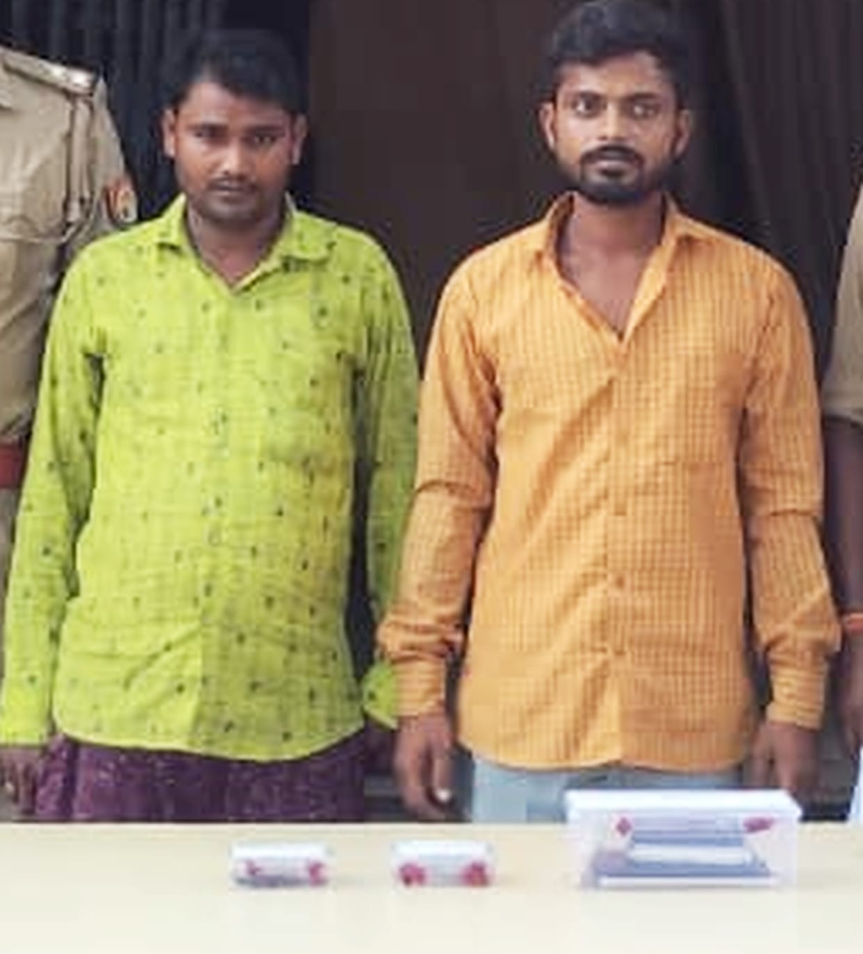 Two smugglers arrested with 21 grams of smack; cash recovered