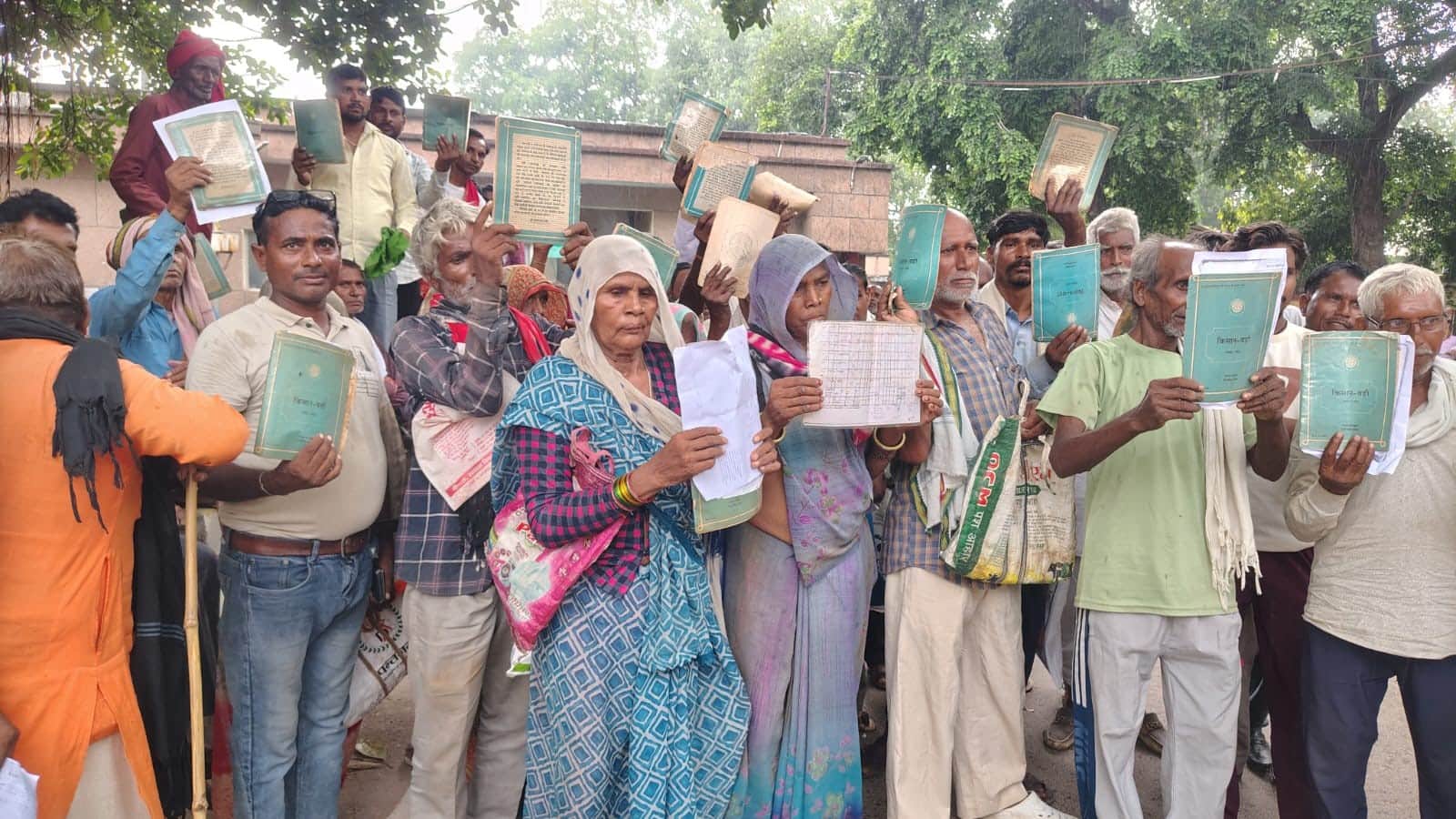 फोटो 5- जमीन का पट्टा निरस्त होने पर शिकायत करने कलक्ट्रेट पहुंचे गुरेह गांव के ग्रामीण। संवाद