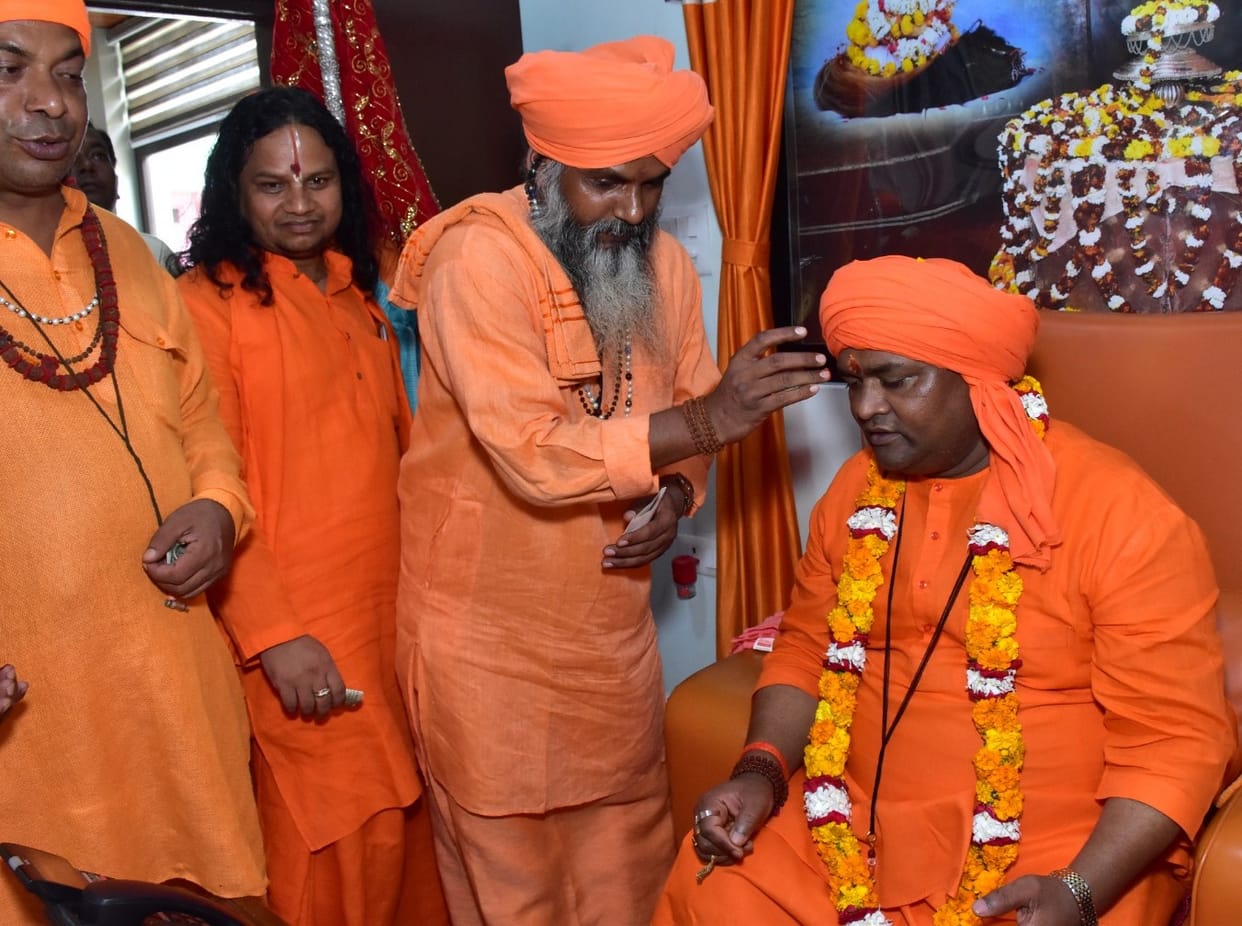 Worship at the Guru Peeth conveyed a message of service and social harmony