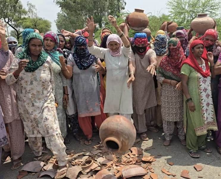 फोटो 9 नरवाना। खाली मटके फोड़ती ग्रामीण महिलाएं। स्रोत ग्रामीण।