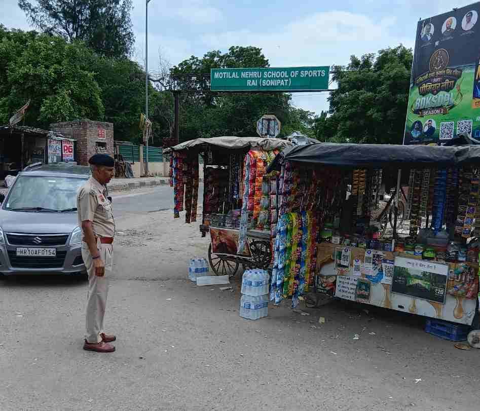 Crackdown on encroachment along NH-44; pushcarts removed from Beesvan Meel Chowk.