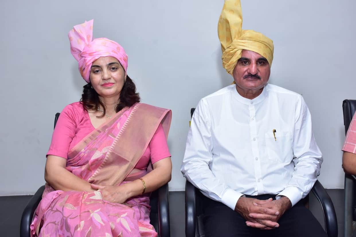 Spouses became service companions, retired on the same day