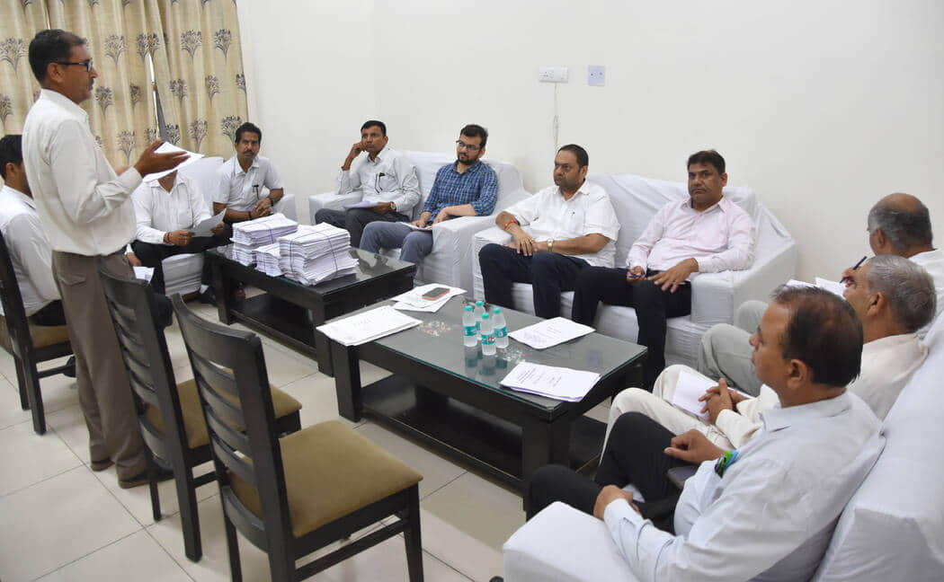 फतेहाबाद। बैठक में मौजूद राजनीतिक दलों के प्रतिनिधि व निर्वाचन पंजीयन अधिकारी। प्रशासन