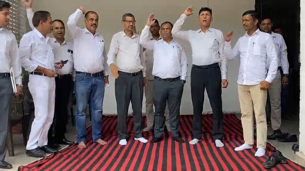 फतेहाबाद। एलएडीसी नीति के विरोध में नारेबाजी करते हुए वकील