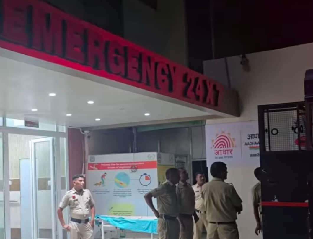 फतेहाबाद के नागरिक नशा करते पकड़े गए आरोपियों को अस्पताल में लेकर पहुंची पुलिस