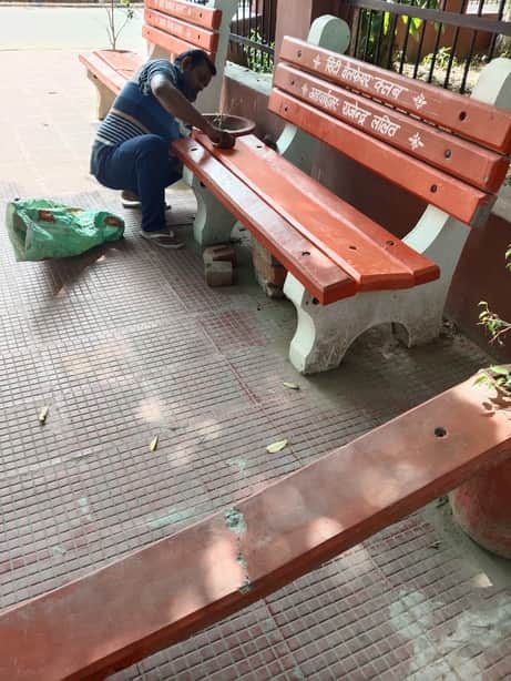 फतेहाबाद। क्षतिग्रस्त बेंच को ठीक करते मिस्त्री। संस्था
