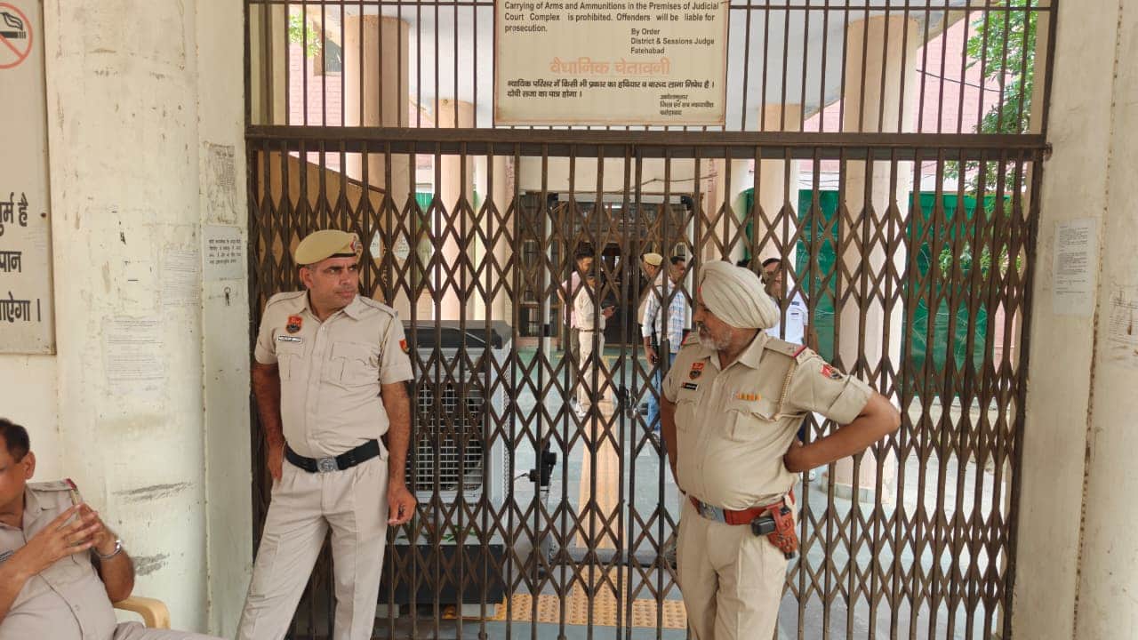 फतेहाबाद। सूचना मिलने के बाद बंद किए गया न्यायिक परिसर का गेट। संवाद