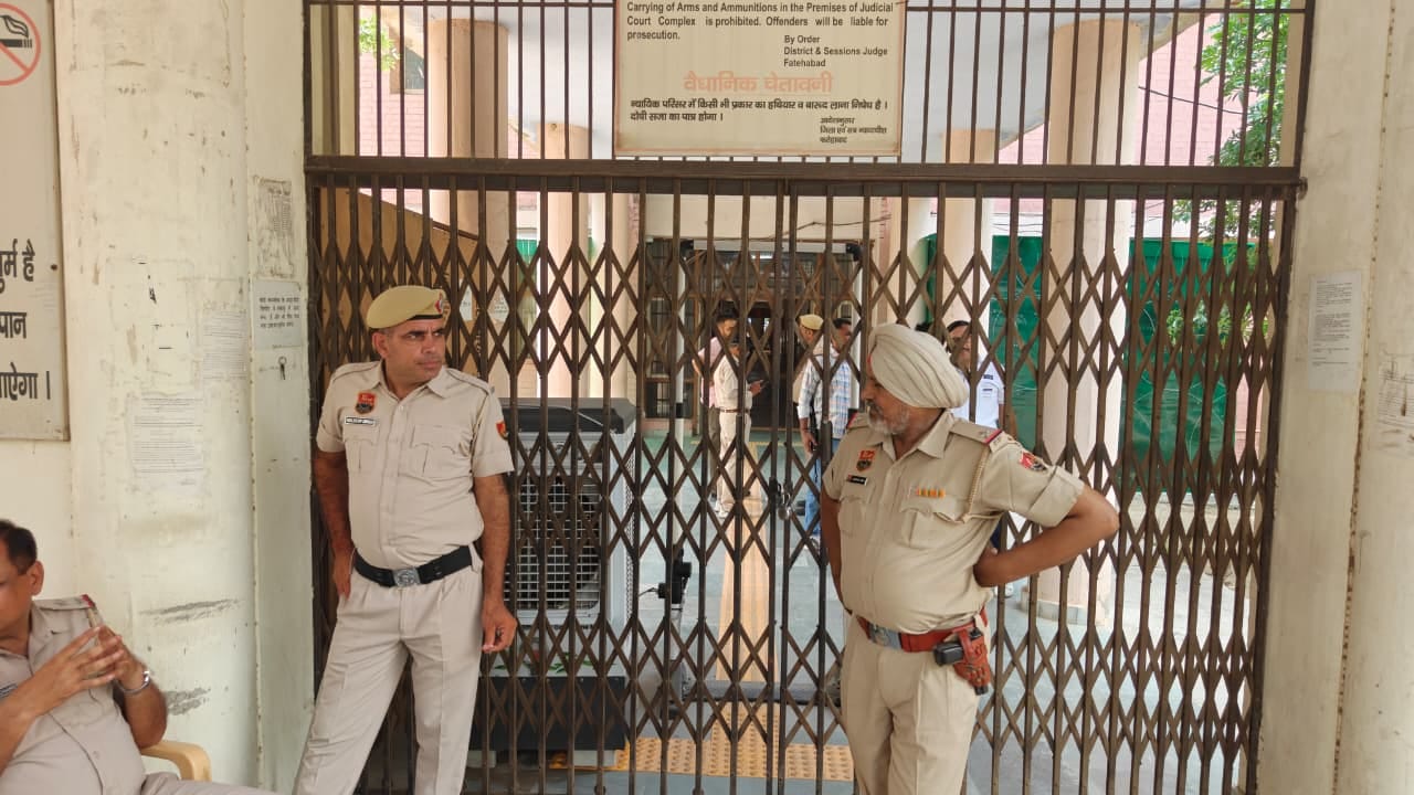 फतेहाबाद। सूचना मिलने के बाद बंद किए गया न्यायिक परिसर का गेट। संवाद