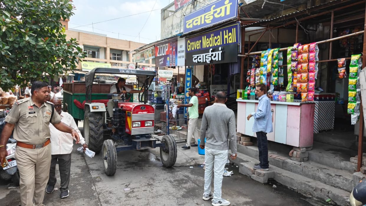 The Municipal Council had pushcarts and hoardings removed from the markets