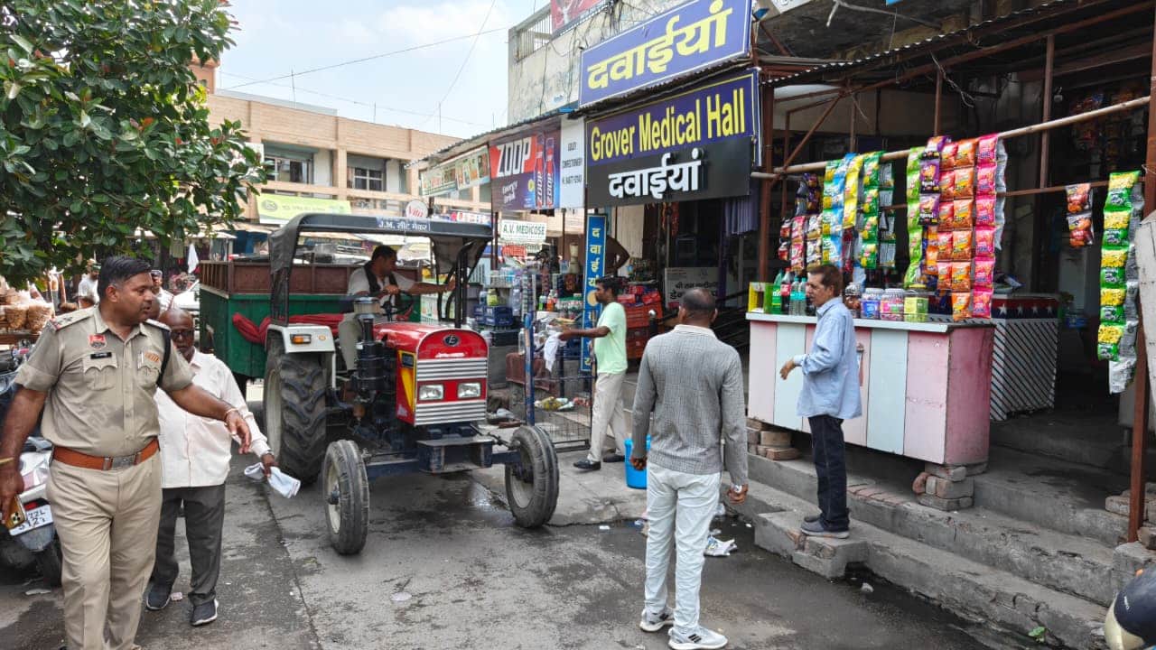 फतेहाबाद। शहर के पुराना बस स्टैंड के पास अतिक्रमण को हटवाती टीम। संवाद