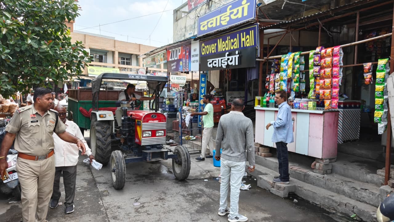 फतेहाबाद। शहर के पुराना बस स्टैंड के पास अतिक्रमण को हटवाती टीम। संवाद