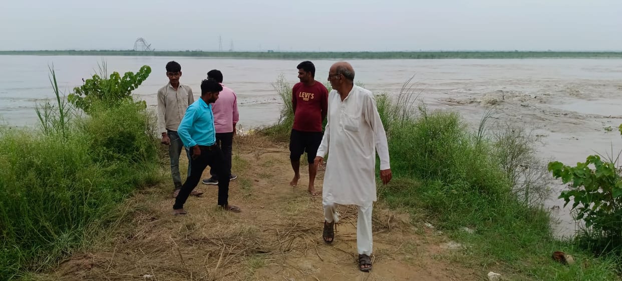 The water level of the Ganga has reached 2 lakh cusecs.