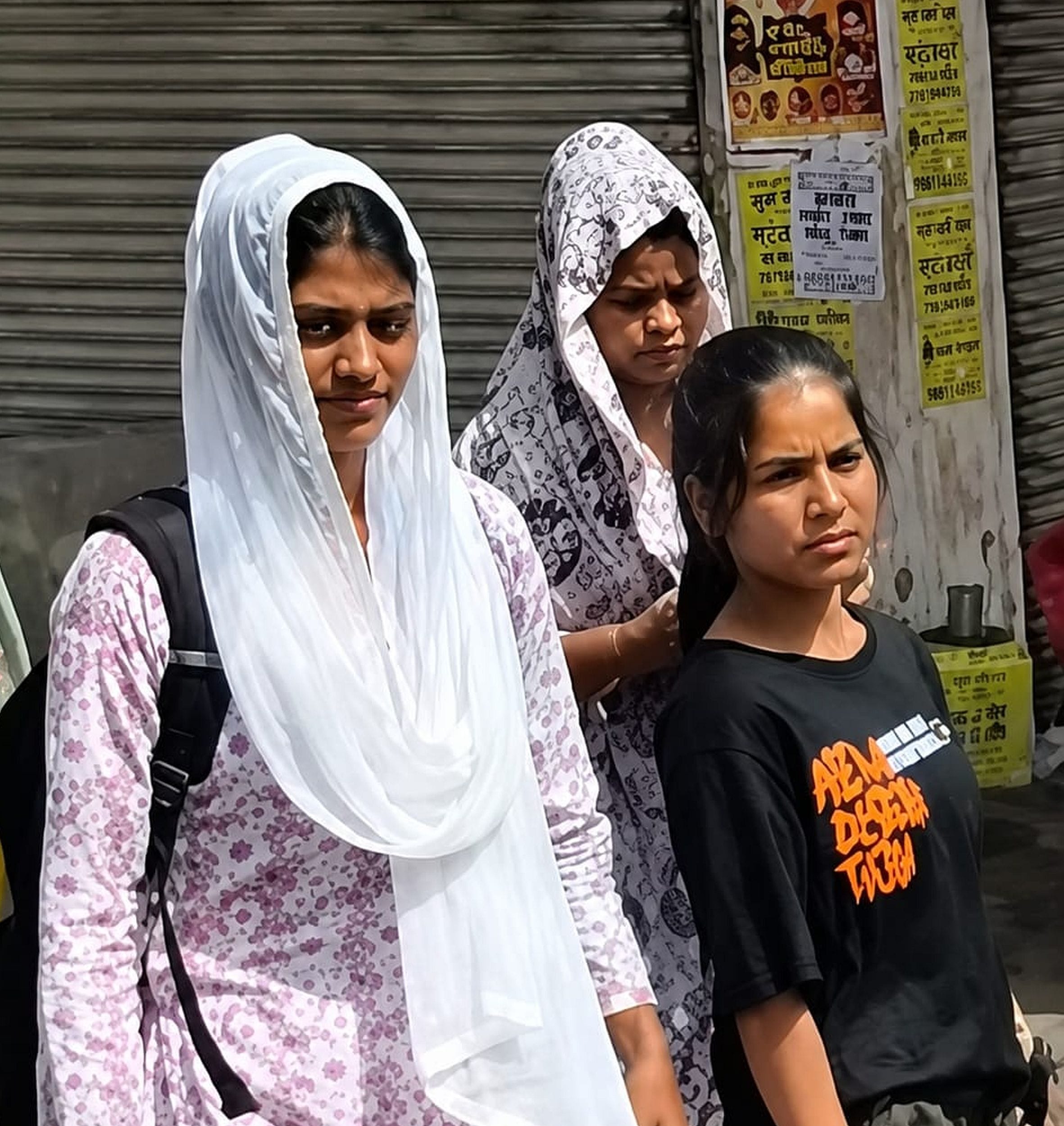  गौरीगंज कस्बे में धूप से बचाव कर जाती युवतियां। संवाद