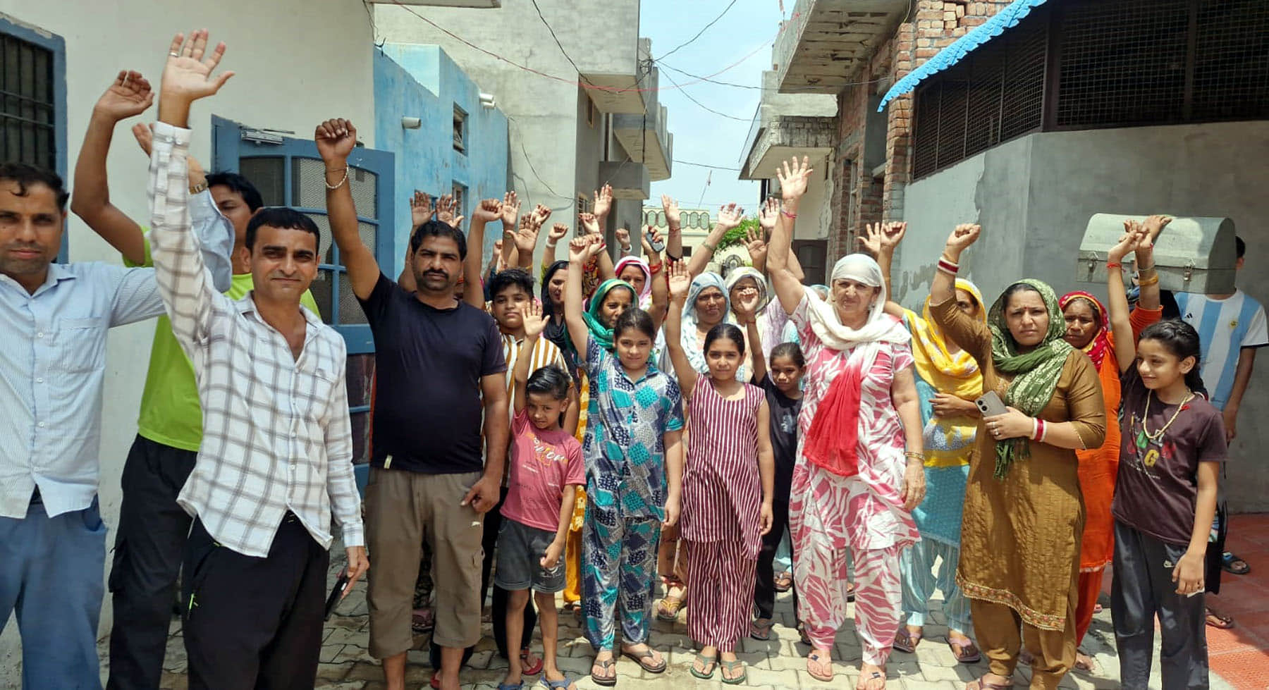 गंदे पेयजल की आपूर्ति को लेकर जन स्वास्थ्य विभाग के खिलाफ नारेबाजी करते लोग। संवाद