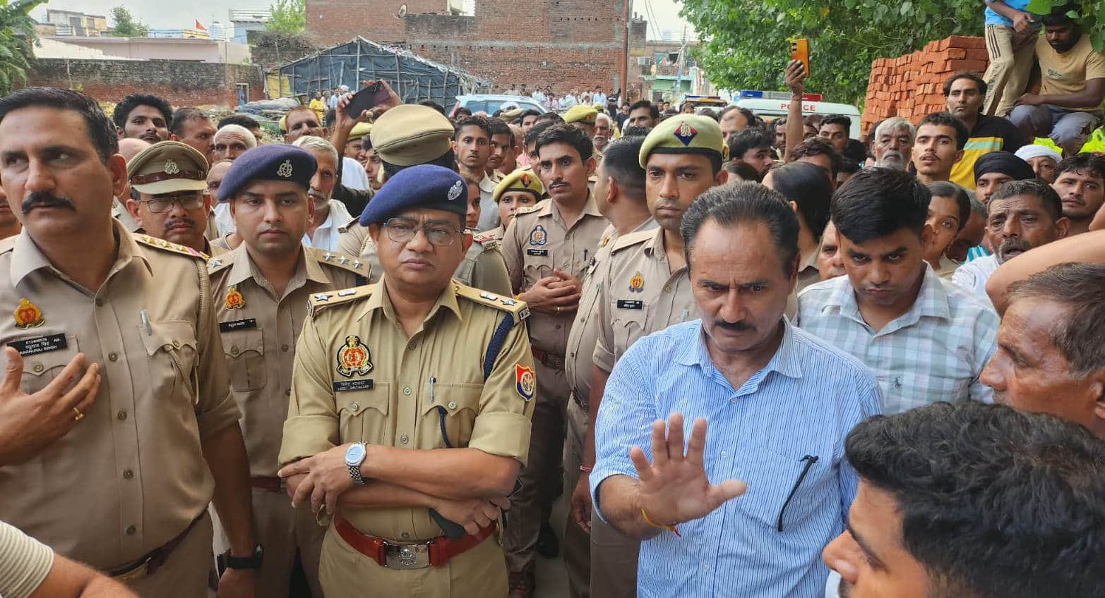 गांव अकबरपुर बुकलाना में भीम सिंह की मौत के बाद पहुंचे एएसपी विनीत भटनागर। संवाद