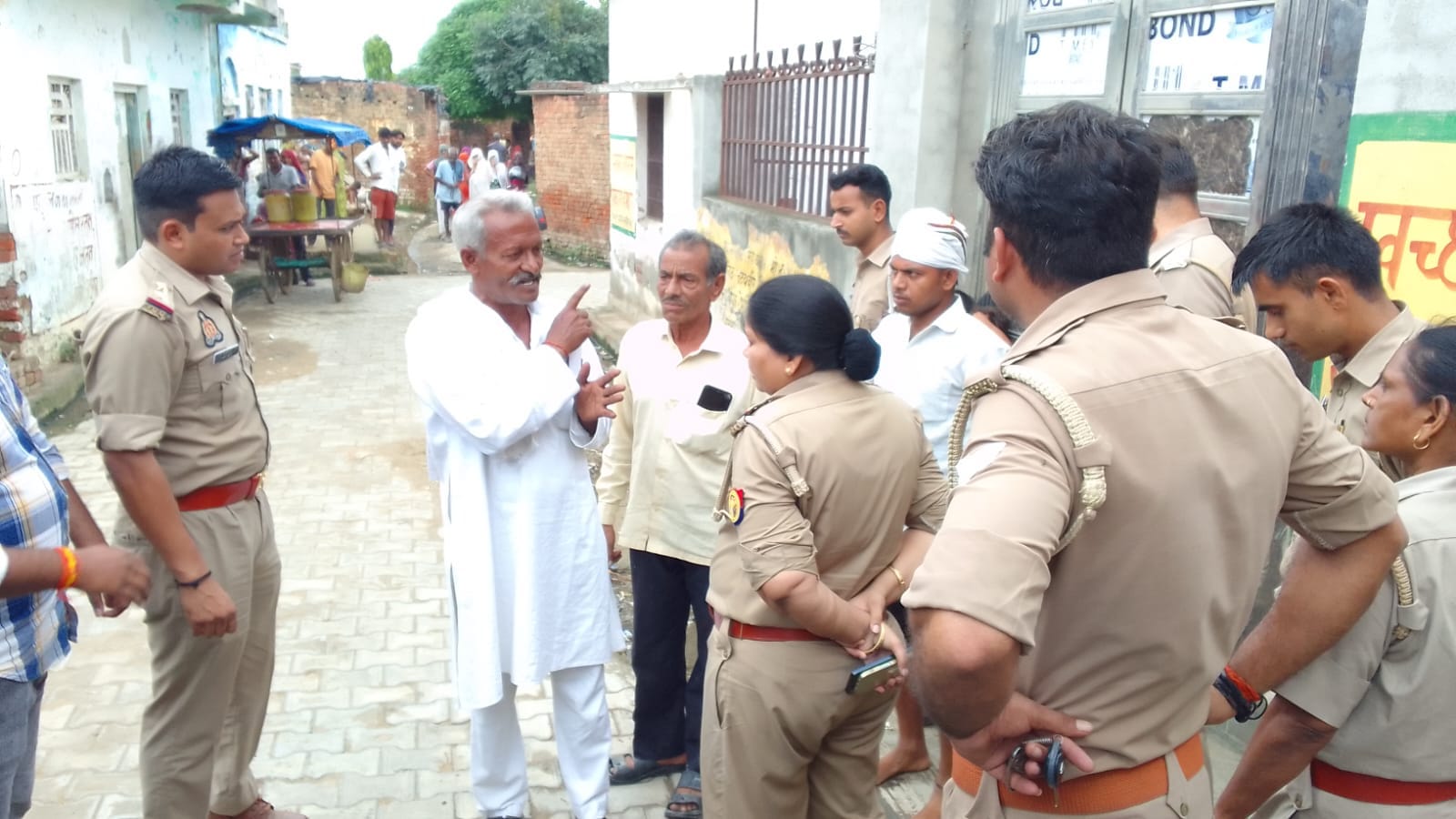 गांव बिलौना में पुलिस कर्मियों को झगड़ा की जानकारी देते ग्राम प्रधान। स्रोत : स्वयं 